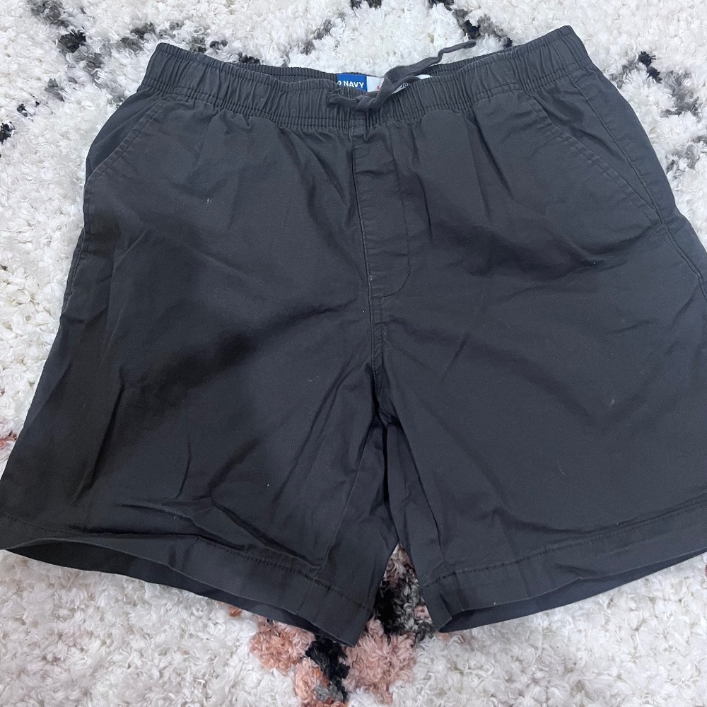 grey shorts